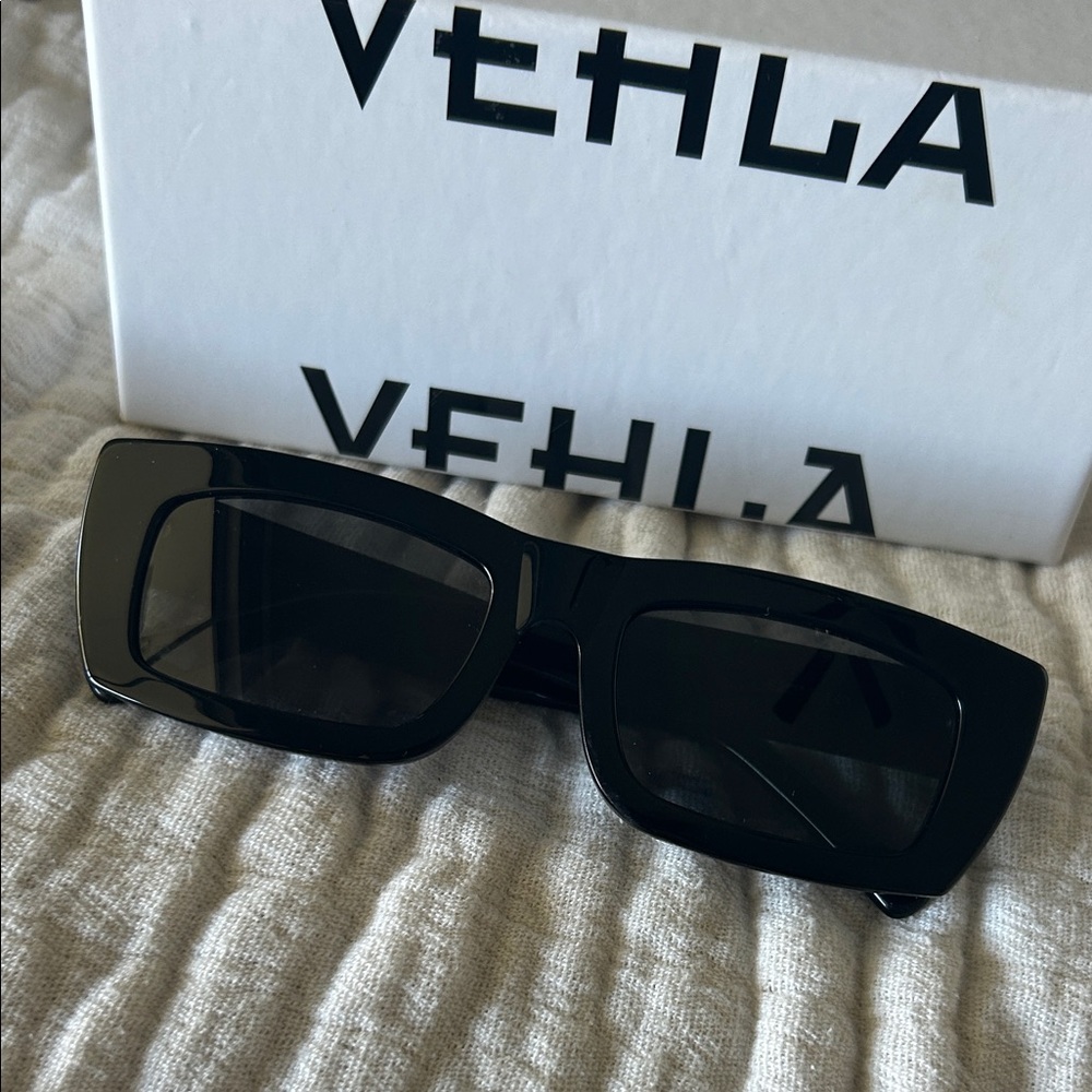 VEHLA Florence Sleek Black Sunglasses
